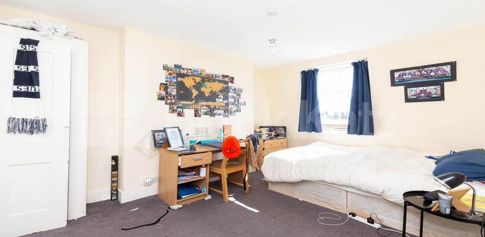 			GOOD FOR 4 SHARERS!, 3 Bedroom, 1 bath, 1 reception Flat			 York Way, CALEDONIAN ROAD